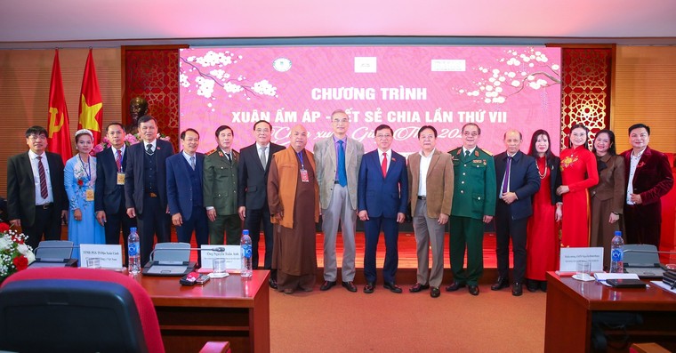 Mang mùa Xuân đến người dân nghèo giáp biên giới ảnh 3