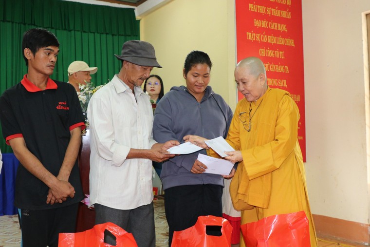 Mang mùa Xuân đến người dân nghèo giáp biên giới ảnh 12