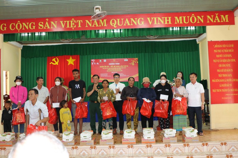 Mang mùa Xuân đến người dân nghèo giáp biên giới ảnh 13