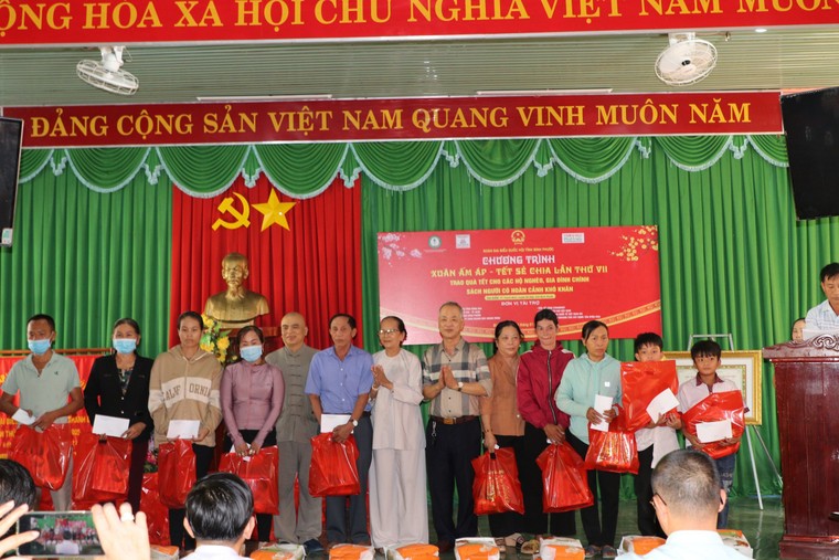 Mang mùa Xuân đến người dân nghèo giáp biên giới ảnh 10