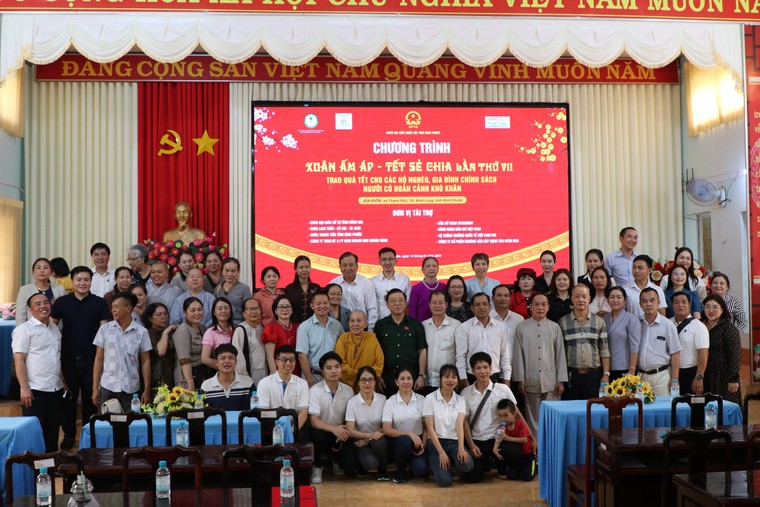 Mang mùa Xuân đến người dân nghèo giáp biên giới ảnh 9