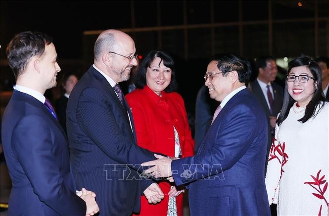 Thủ tướng lên đường dự Hội nghị WEF Davos 2024, thăm chính thức Hungary và Romania ảnh 2