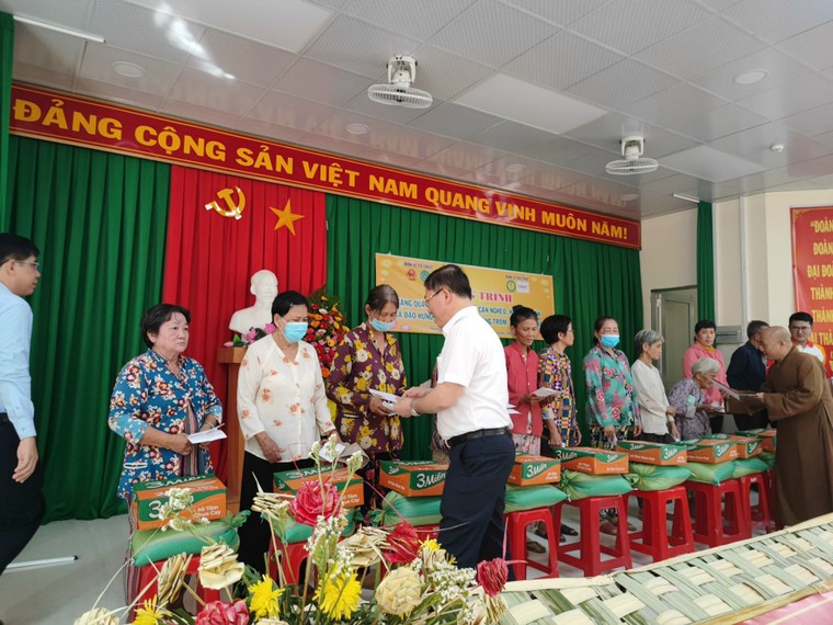 Mang chút “lửa ấm” đến hộ nghèo và trẻ em mồ côi tỉnh Bến Tre ảnh 3