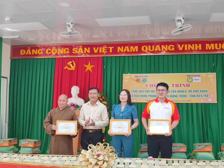 Mang chút “lửa ấm” đến hộ nghèo và trẻ em mồ côi tỉnh Bến Tre ảnh 4