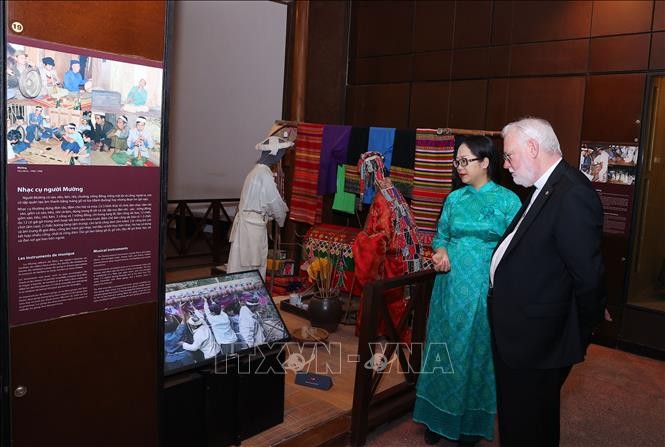 Bộ trưởng Ngoại giao Vatican thăm Bảo tàng Dân tộc học Việt Nam và Bệnh viện Nhi Trung Ương ảnh 1