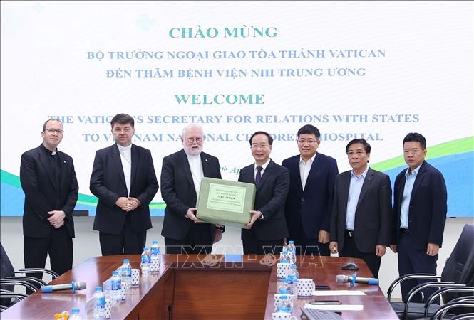 Bộ trưởng Ngoại giao Vatican thăm Bảo tàng Dân tộc học Việt Nam và Bệnh viện Nhi Trung Ương ảnh 4