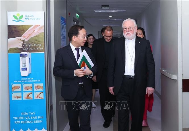 Bộ trưởng Ngoại giao Vatican thăm Bảo tàng Dân tộc học Việt Nam và Bệnh viện Nhi Trung Ương ảnh 5