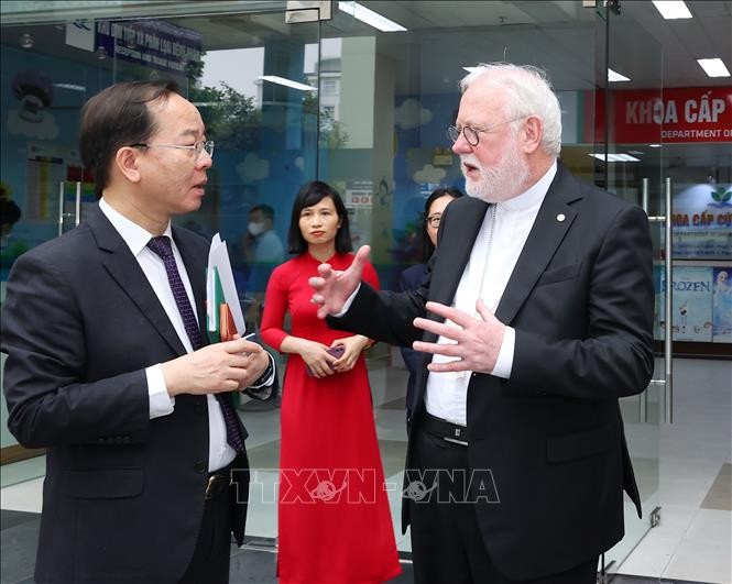 Bộ trưởng Ngoại giao Vatican thăm Bảo tàng Dân tộc học Việt Nam và Bệnh viện Nhi Trung Ương ảnh 6