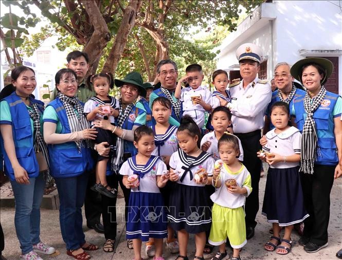 Thăm, động viên cán bộ, chiến sỹ, nhân dân Trường Sa và Nhà giàn DK1 ảnh 1