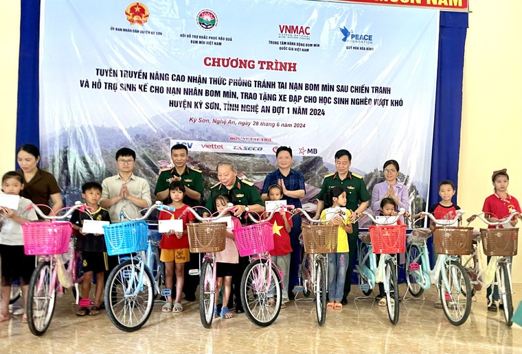 Chung tay khắc phục hậu quả bom mìn ảnh 4