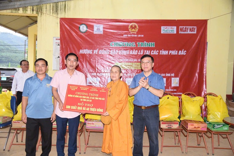 Làm từ thiện để trao yêu thương! ảnh 3