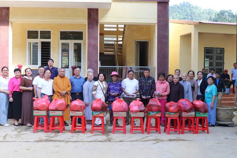 Làm từ thiện để trao yêu thương! ảnh 6