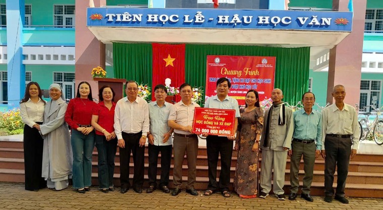 Trao yêu thương nhân ngày hội Đại đoàn kết toàn dân ảnh 1