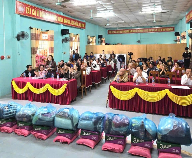 Trao 400 phần quà ý nghĩa cho người dân nghèo tỉnh Quảng Trị ảnh 4