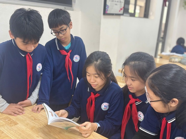 Cô học sinh lớp 6 tỏa sáng với “bộ sưu tập” huy chương ảnh 2