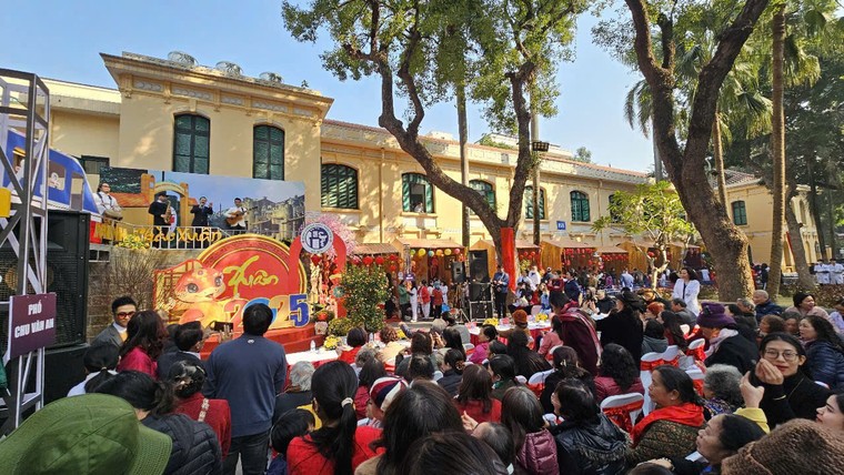 Rộn ràng không gian "Phố Tết" chào Xuân 2025 tại Bệnh viện Xanh Pôn ảnh 1