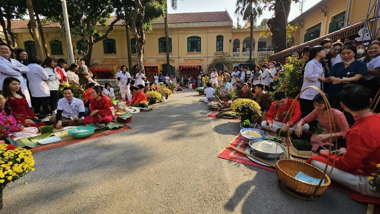 Rộn ràng không gian "Phố Tết" chào Xuân 2025 tại Bệnh viện Xanh Pôn ảnh 3