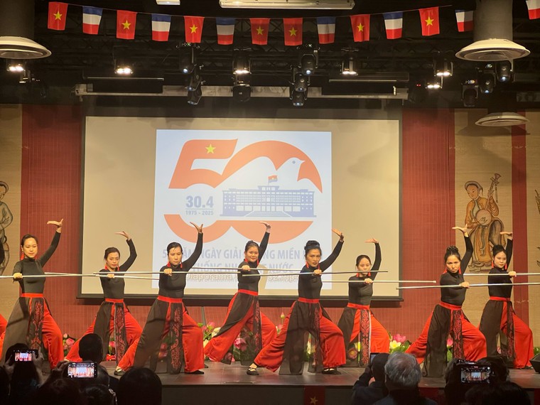 Cộng đồng người Việt tại Pháp kỷ niệm 50 năm Ngày Thống nhất đất nước: Ký ức bất diệt, niềm tin vươn tới tương lai ảnh 5