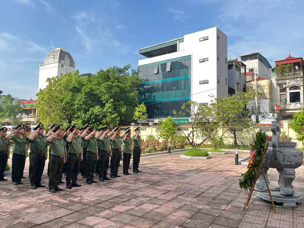 Tưởng niệm 135 năm ngày sinh Chủ tịch Hồ Chí Minh và tri ân các anh hùng liệt sĩ ảnh 1