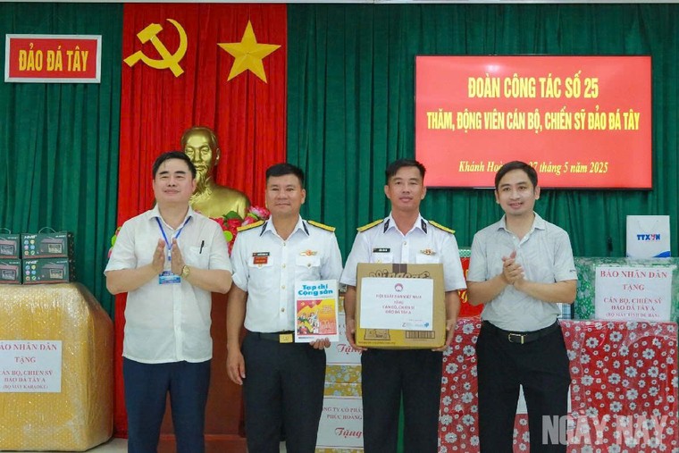 Hành trình của 100 nhà báo đến với Trường Sa ảnh 19