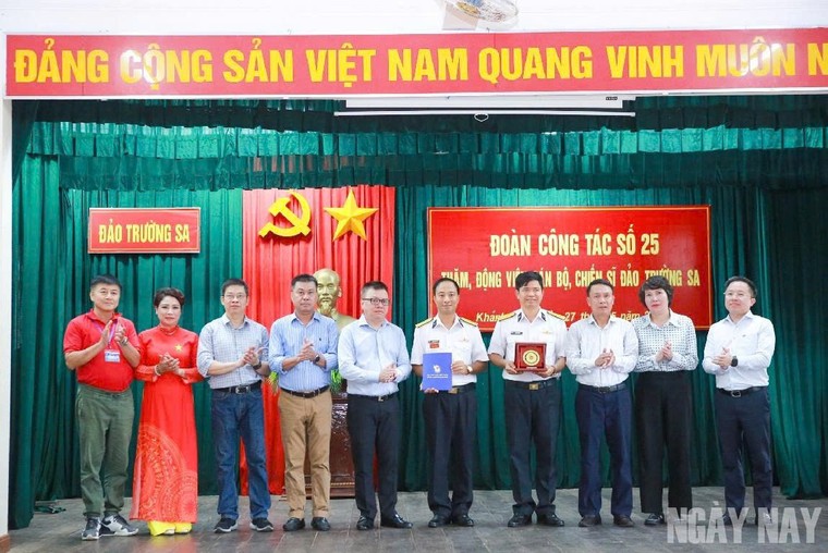 Hành trình của 100 nhà báo đến với Trường Sa ảnh 18