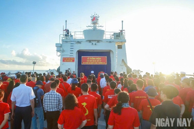 Hành trình của 100 nhà báo đến với Trường Sa ảnh 8