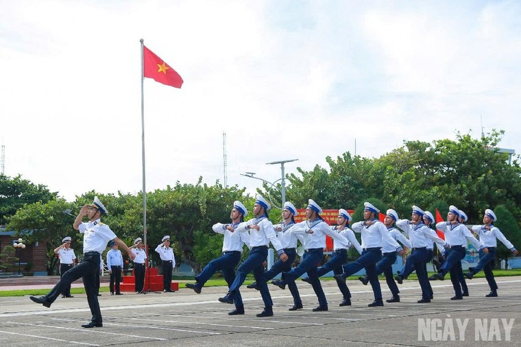 Hành trình của 100 nhà báo đến với Trường Sa ảnh 15