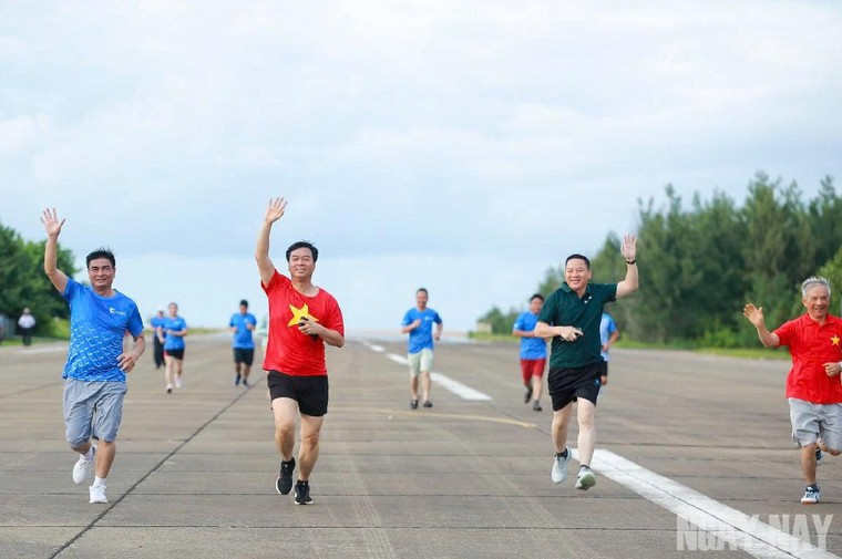 Hành trình của 100 nhà báo đến với Trường Sa ảnh 17