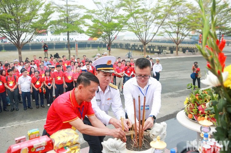 Hành trình của 100 nhà báo đến với Trường Sa ảnh 2