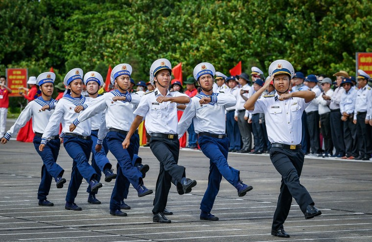 Hoành tráng và xúc động lễ chào cờ và duyệt đội ngũ trên đảo Trường Sa ảnh 23