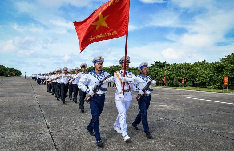 Hoành tráng và xúc động lễ chào cờ và duyệt đội ngũ trên đảo Trường Sa ảnh 1