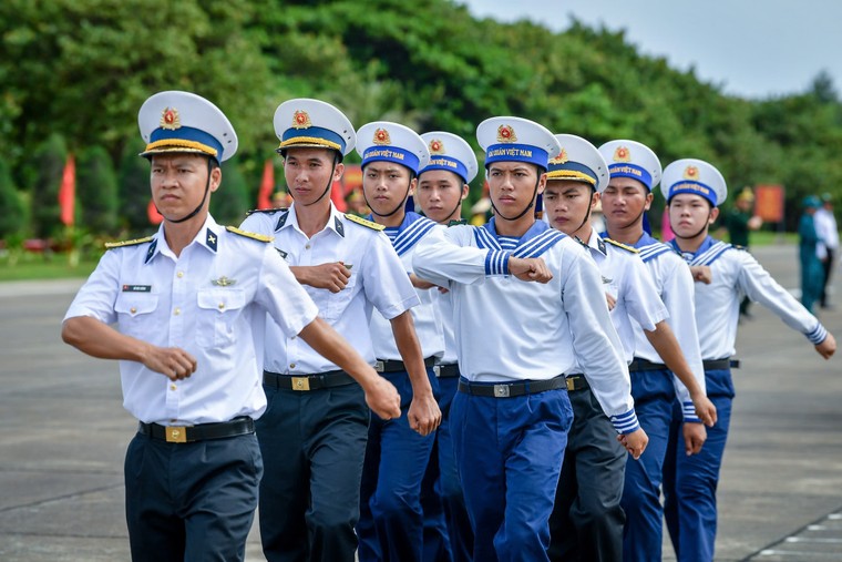 Hoành tráng và xúc động lễ chào cờ và duyệt đội ngũ trên đảo Trường Sa ảnh 2