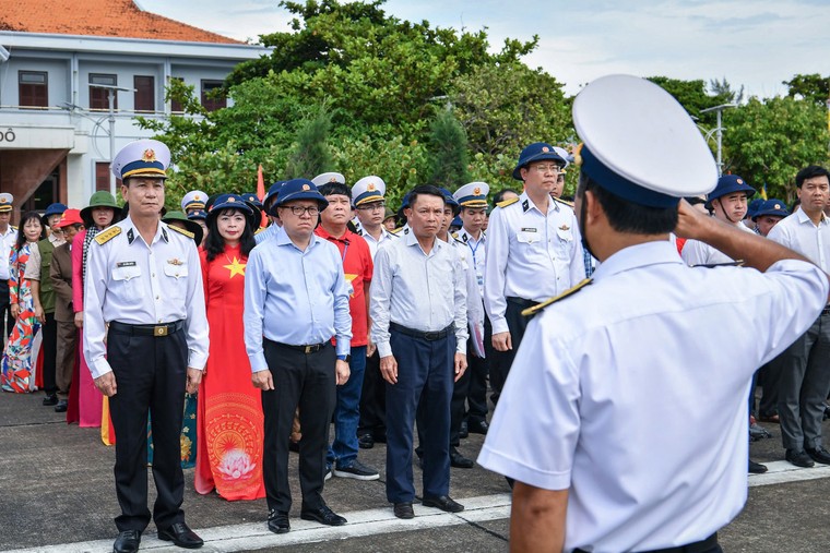 Hoành tráng và xúc động lễ chào cờ và duyệt đội ngũ trên đảo Trường Sa ảnh 3