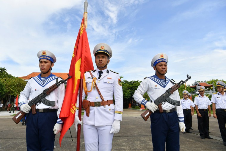 Hoành tráng và xúc động lễ chào cờ và duyệt đội ngũ trên đảo Trường Sa ảnh 5