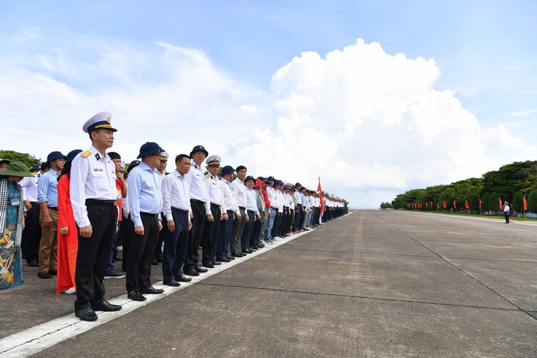 Hoành tráng và xúc động lễ chào cờ và duyệt đội ngũ trên đảo Trường Sa ảnh 6