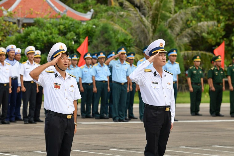 Hoành tráng và xúc động lễ chào cờ và duyệt đội ngũ trên đảo Trường Sa ảnh 7