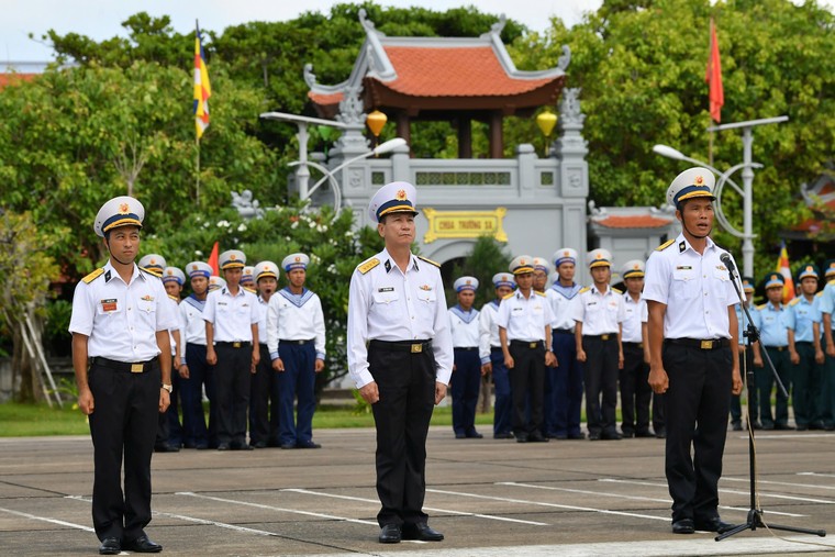 Hoành tráng và xúc động lễ chào cờ và duyệt đội ngũ trên đảo Trường Sa ảnh 8