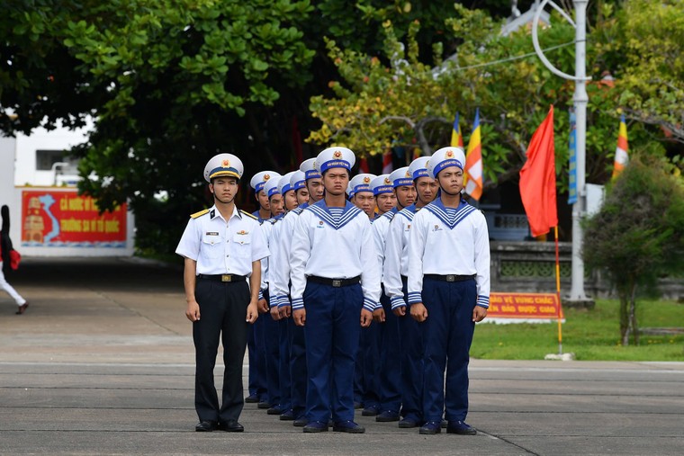 Hoành tráng và xúc động lễ chào cờ và duyệt đội ngũ trên đảo Trường Sa ảnh 9