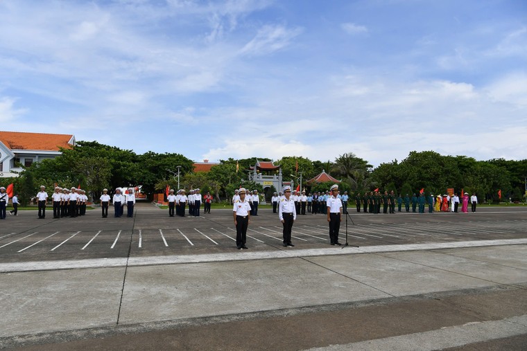 Hoành tráng và xúc động lễ chào cờ và duyệt đội ngũ trên đảo Trường Sa ảnh 10