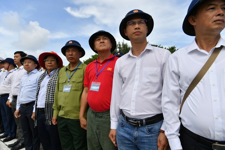 Hoành tráng và xúc động lễ chào cờ và duyệt đội ngũ trên đảo Trường Sa ảnh 11