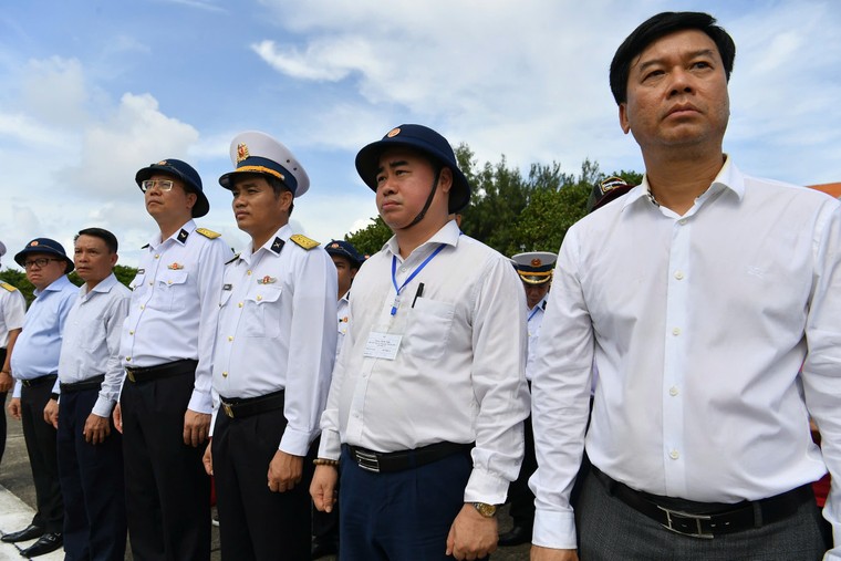 Hoành tráng và xúc động lễ chào cờ và duyệt đội ngũ trên đảo Trường Sa ảnh 12