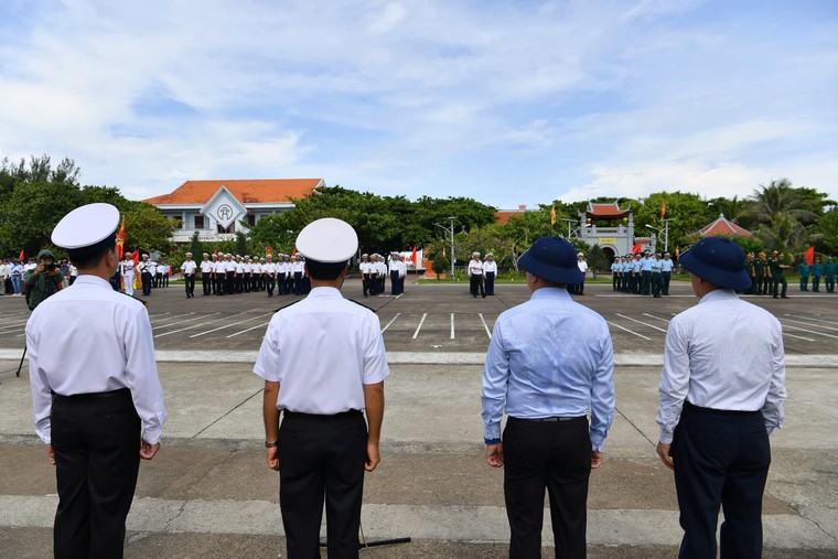 Hoành tráng và xúc động lễ chào cờ và duyệt đội ngũ trên đảo Trường Sa ảnh 13