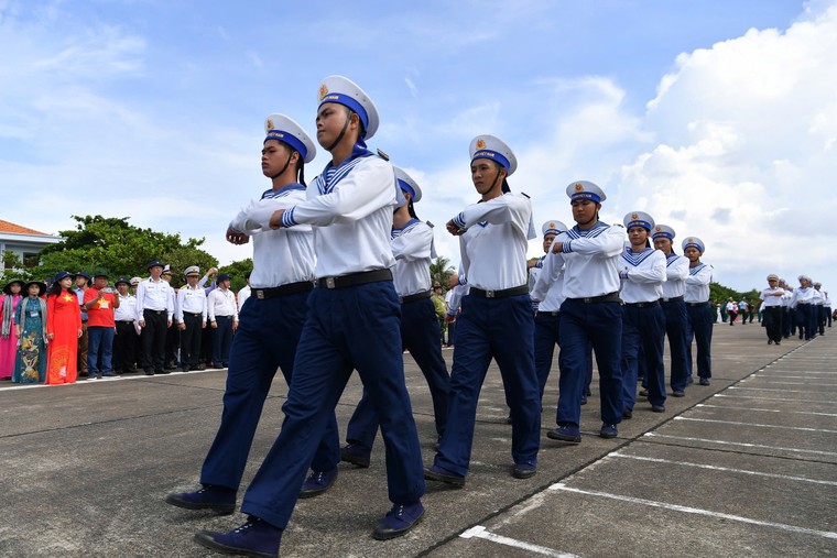 Hoành tráng và xúc động lễ chào cờ và duyệt đội ngũ trên đảo Trường Sa ảnh 14
