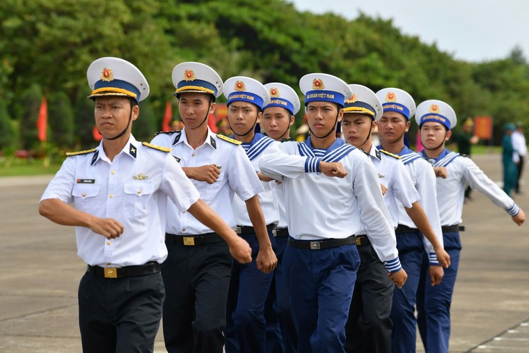 Hoành tráng và xúc động lễ chào cờ và duyệt đội ngũ trên đảo Trường Sa ảnh 15