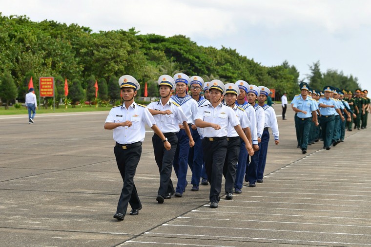 Hoành tráng và xúc động lễ chào cờ và duyệt đội ngũ trên đảo Trường Sa ảnh 16