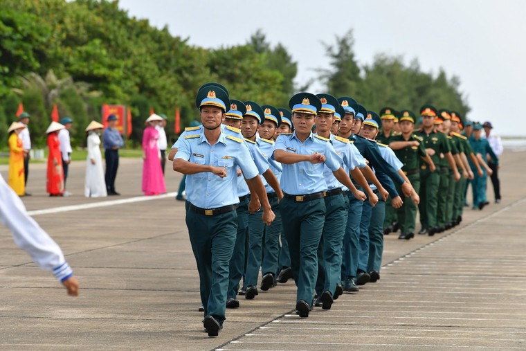 Hoành tráng và xúc động lễ chào cờ và duyệt đội ngũ trên đảo Trường Sa ảnh 17