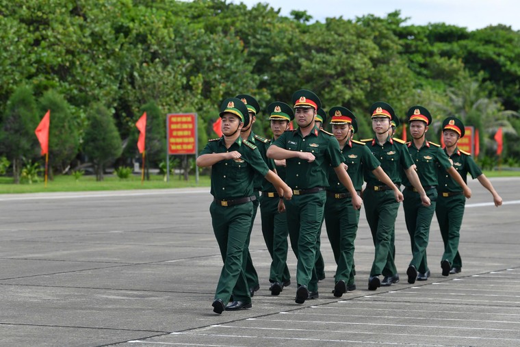 Hoành tráng và xúc động lễ chào cờ và duyệt đội ngũ trên đảo Trường Sa ảnh 18