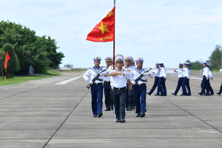 Hoành tráng và xúc động lễ chào cờ và duyệt đội ngũ trên đảo Trường Sa ảnh 19