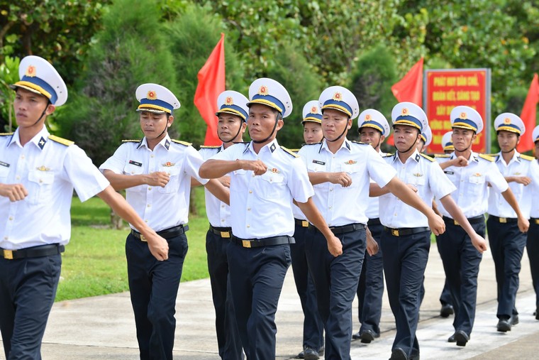 Hoành tráng và xúc động lễ chào cờ và duyệt đội ngũ trên đảo Trường Sa ảnh 20