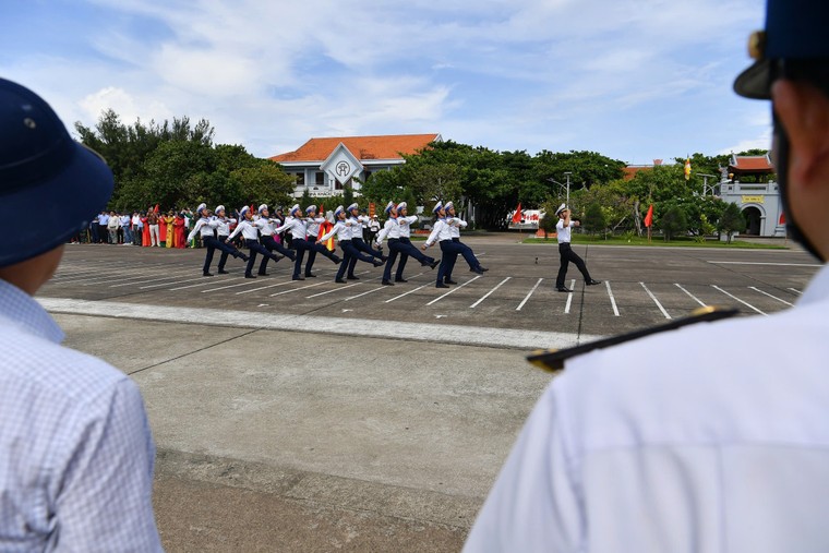 Hoành tráng và xúc động lễ chào cờ và duyệt đội ngũ trên đảo Trường Sa ảnh 21